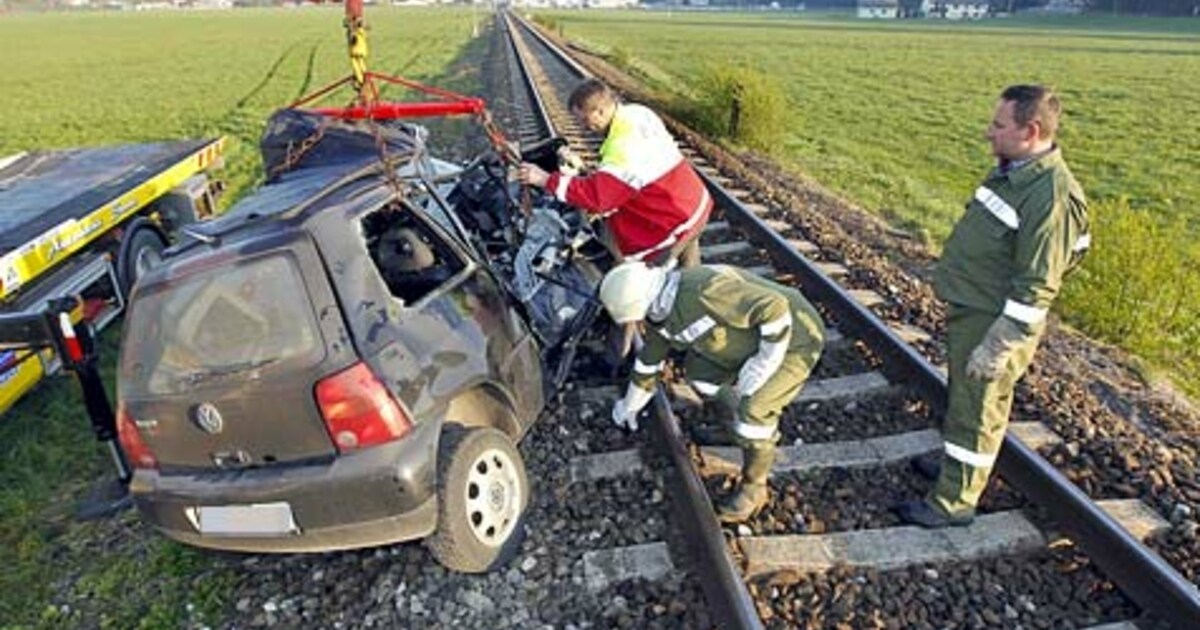 Von Zug Erfasst - Auto Wird 200 Meter Mitgerissen – Frau Schwer ...